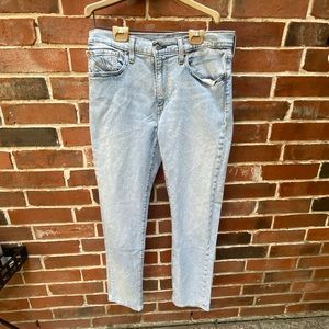 Light wash Levi’s 502 jeans